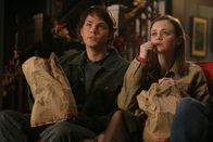 Gilmore Girls – Obwohl Dean (Jared Padalecki, l.) viel lieber alleine Zeit mit Rory (Alexis Bledel, r.) verbringen würde, versucht er, um ihr einen Gefallen zu tun, das Verhältnis zu Luke zu verbessern ...