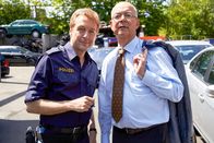 Die Rosenheim-Cops – Hauptmeister Michi Mohr (Max Müller, l.) führt Polizeidirektor Gert Achtziger (Alexander Duda, r.) zum Tatort.