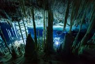 Wasser – Eine falsche Bewegung kann die Tropfsteinhöhle zerstören - deshalb dürfen nur ausgebildete Höhlentaucher in das Unterwasser-Labyrinth vordringen.