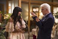 The Good Place – Da Michael (Ted Danson, r.) nicht weiter weiß, bittet er Tahani (Jameela Jamil, l.) um Hilfe, einer Nachbarin zur helfen, den Sinn ihres Lebens zu finden ...