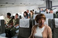 Mayday - Alarm im Cockpit – Verängstigte Passagiere (gespielt von Darstellern im Hintergrund) in der Kabine des US-Air-Flugs 1016, als das Flugzeug heftig bebt. (Bildnachweis: Cineflix/Darren Goldstein)