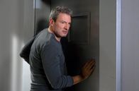 Sturm der Liebe – Christoph (Dieter Bach) wacht schweißgebadet aus einem Alptraum mit Tom auf.