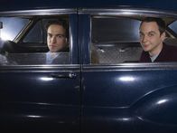 The Big Bang Theory – (2. Staffel) - Brilliante Physiker, die allerdings wenig Ahnung vom normalen Leben haben: Leonard (Johnny Galecki, l.) und Sheldon (Jim Parsons, r.) ...
