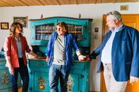 Die Rosenheim-Cops – Die Kommissare Andresen (Sophie Melbinger, l.) und Stadler (Dieter Fischer, r.) befragen Xaver Frühweiss (Franz-Xaver Zeller), wie es zu seiner Handverletzung gekommen ist.