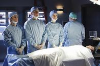 Scrubs - Die Anfänger – Auf Lucy (Kerry Bishe, 2.v.r.), Drew (Michael Mosley, 2.v.l.) und Cole (Dave Franco, l.) wartet eine große Aufgabe ...