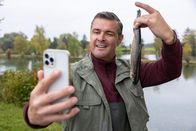 Die Rosenheim-Cops – Stolz posiert "Times-Square"-Wirt Jo (Christian K. Schaeffer) für ein Selfie, das seinen erfolgreichen Fischfang dokumentieren soll.