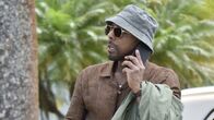 Death in Paradise – Kurzfristig übernimmt der neue Detective Mervin Wilson (Don Gilet) die Ermittlungen in einem mysteriösen Fall um zwei tote Weihnachtsmänner.