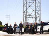 The Rookie – v.l.), John Nolan (Nathan Fillion, 4 .v.l.) und Jackson West (Titus Makin, l.).