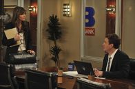 How I Met Your Mother – Sind seit Kurzem Kollegen: Jenkins (Amanda Peet, l.) und Marshall (Jason Segel, r.) ...