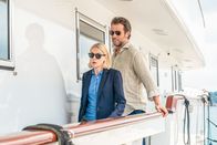 The Mallorca Files – Max (Julian Looman) und Miranda (Elen Rhys) suchen auf der Insel Mallorca nach der verschwunden Ikone des heiligen Nikolaus.