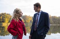 ZERV - Zeit der Abrechnung – Um einen Mordfall zu lösen, müssen ZERV-Kommissar Peter Simon (Fabian Hinrichs, r.) und Ost-Kollegin Karo Schubert (Nadja Uhl, l.) trotz ihrer zahlreichen Differenzen notgedrungen zusammen ermitteln.
