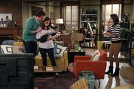 How I Met Your Mother – Robin (Cobie Smulders, r.) hat von Marshall (Jason Segel, l.) und Lily (Alyson Hannigan, M.) den Auftrag bekommen, ein Foto für eine Postkarte zu machen, die von der Ankunft des neuen Erdenbürgers Marvin künden soll. Allerdings stellt sich die Aufgabe schwieriger dar als erwartet ...