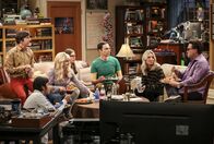 The Big Bang Theory – Müssen sich die Frage stellen, ob es wirklich gut ist, wenn Freunde zusammenarbeiten: (v.l.n.r.) Howard (Simon Helberg), Raj (Kunal Nayyar), Bernadette (Melissa Rauch), Amy (Mayim Bialik), Sheldon (Jim Parsons), Penny (Kaley Cuoco) und Leonard (Johnny Galecki) ...