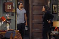 2 Broke Girls – Johnny (Nick Zano, l.) wurde von Caroline (Beth Behrs) zum Aufbau ihres neuen Schrankbettes in die WG bestellt. Die von dem unverhofften Besuch überrumpelte Mitbewohnerin Max (Kat Dennings, r.) ist außer sich: Johnny scheint ihr wohl doch mehr zu bedeuten, als sie anfangs vermutete ...