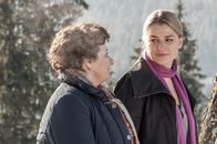 Der Bergdoktor – Lisbeth (Monika Baumgartner, l.) hofft sehr, dass Annes (Ines Lutz, r.) Idee, gemeinsam auf dem Gruberhof zu arbeiten, auch bei ihren Söhnen gut ankommt.