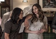 The Flash – Cisco (Carlos Valdes, l.); Caitlin (Danielle Panabaker, r.)