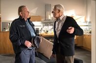 In aller Freundschaft – Als Otto Stein (Rolf Becker, re.) aus einem Mittagsschläfchen aufwacht, steht ein Polizist (Ben Becker, li.) in seinem Haus. Angeblich hat der Schlüssel von außen gesteckt und er wollte nachsehen, ob alles in Ordnung ist. Als Otto ihm das bestätigt, erkundigt sich der Polizist, ob im Haus Wertsachen sind und wo der Tresor ist.