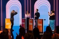 Neo Social Club – Die Gäste von Laura Larsson müssen in der ZDFneo-Gameshow "Neo Social Club" in verschiedenen Spielen ihre Spontanität und Kreativität unter Beweis stellen. Von links: Laura Larsson, Caro Worbs, Marti Fischer und Teresa Reichl.