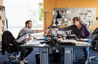 Tatort – Pia Heinrich (Ines Marie Westernströer) und Leo Hölzer (Vladimir Burlakov) tauschen sich im Kommissariat über ein Foto aus – ein entscheidender Hinweis?