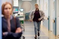 In aller Freundschaft – Elias Adler (Gareth McGregor) läuft seiner Freundin Clara (Paulina Hobratschk) hinterher, um ihr die Situation zu erklären.