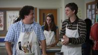 Superbad – Die besten Freunde Seth (Jonah Hill, l.) und Evan (Michael Cera, r.) werden auf eine Hausparty eingeladen. Doch um bei den Mädchen Eindruck zu machen, brauchen sie eins: Alkohol.