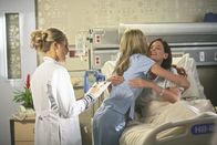 Scrubs - Die Anfänger – Lucy (Kerry Bishe, M.) muss sich einen neuen Mentor suchen. Ihre Wahl fällt auf Denise (Eliza Coupe, l.), die zunächst ablehnt, es Lucy dann aber doch erlaubt, ihr bei der Arbeit über die Schulter zu sehen. Schließlich kann sie ihr die unangenehmen Aufgaben abnehmen ...