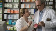Nele in Berlin – Hans-Peter Schiller (August Zirner) liebt seine Apotheke in Bad-Homburg und seine Mitarbeiterin Frau Schramm (Mackie Heilmann) kann sich gar nicht vorstellen, dass er bald in den Ruhestand gehen wird. Doch er freut sich darauf, weil er denkt, dass seine Tochter Nele sein Lebenswerk weiterführen wird.