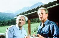 Der Bergdoktor – Gendarm Gilch (Maxl Graf, l.); Dr. Thomas Burgner (Gerhart Lippert, r.)