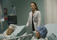 Dr. House – Dr. Allison Cameron (Jennifer Morrison, M.) bereitet Max (Dahlia Salem, r.) und Hannah (Jayma Mays, l.) auf die bevorstehende Operation vor.
