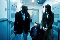 Shining – Dick Halloran (Scatman Crothers, l.) führt Wendy (Shelley Duvall, r.) und Danny (Danny Lloyd, M.) durch das Hotel, das für die nächsten Monate ihr neues Zuhause sein wird ...