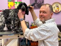 Tierische Augenblicke – „Hundefriseur“ Alexander Hysek mit Hund Rusty.