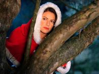 Der Nikolaus im Haus – Als Nikolaus verkleidet beobachtet Klaudia (Christine Neubauer) das Haus ihres "Feindes"...