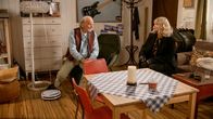 Rote Rosen – Charlotte (Malene Becker) sucht in ihrer Wut Zuspruch bei Hannes (Claus Dieter Clausnitzer).