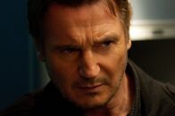 Non-Stop – Der Arbeitsplatz des Air-Marshalls Bill Marks (Liam Neeson) befindet sich in über 12.000 Metern Höhe. Eines Tages empfängt er während eines Interkontinentalfluges von New York nach London von einer unbekannten Nummer kryptische Nachrichten auf seinem Diensthandy ...