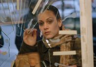 Der Dicke – MDR Fernsehen DER DICKE FOLGE 8, "Zu viele Klienten" Uhr. Einbruch in einem Antiquitätengeschäft: Yasmin (Burcu Dal) schaut durch das zertrümmerte Schaufenster.