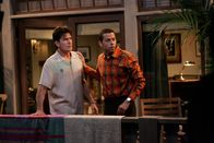 Two and a Half Men – Charlie (Charlie Sheen, l.) versucht, sich mit exzessivem Glücksspiel, Alkohol und vielen Frauen darüber hinwegzuhelfen, dass er die Hochzeit mit Mia abgesagt hat, um seinen Bruder Alan (Jon Cryer, r.) nicht auf die Straße setzen zu müssen ...