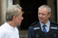 Detective Grace – DS Roy Grace (John Simm, l.) befragt Dr. Roger Gunnislake (Stephen Boxer).