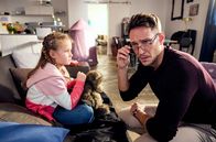 How to Dad – Alexander (Vladimir Burlakov, re.) redet seiner Tochter Sophie-Marlen (Lilou Copeland) wegen der Aufführung gut zu.