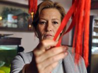 Der Chinese – Brigitta (Suzanne von Borsody) entdeckt im chinesischen Restaurant, dass ein rotes Band abgeschnitten wurde.; ARD Degeto DER CHINESE Uhr im ERSTEN. Brigitta (Suzanne von Borsody) entdeckt im chinesischen Restaurant, dass ein rotes Band abgeschnitten wurde.