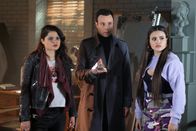 Charmed – (v.l.n.r.) Mel Vera (Melonie Diaz); Harry Greenwood (Rupert Evans); Maggie Vera (Sarah Jeffery)