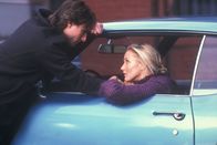 Vanilla Sky – Furchtbar wütend und eifersüchtig überredet Julie (Cameron Diaz, r.) David (Tom Cruise, l.) zu einer Spritztour in rasantem Tempo. Gemeinsam rasen sie mit 120 Stundenkilometer eine Brückenbrüstung hinunter - Julie ist tot, David überlebt schwer verletzt - aber sein Gesicht ist furchtbar entstellt ...