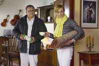In aller Freundschaft – Hans-Peter Brenner (Michael Trischan) hat den Verdacht, dass Christel Wusthoff ihren Mann Fritz vergiften wollte und Dr. Lea Peters (Anja Nejarri) dazu überredet, in die Wohnung der beiden zu fahren. Dort bestätigt sich Brenners Theorie einer Vergiftung. Doch die beiden wollten gemeinsamen Suizid begehen - bleibt die Frage nach dem Warum ...