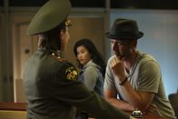 Scorpion – Toby (Eddie Kaye Thomas, r.) versucht mit seinem Charme an wichtige Informationen zu kommen, um einen russischen Satelliten daran zu hindern, in Südkalifornien abzustürzen ...