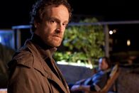 Tatort – Einfache Verhältnisse: Peter Faber (Jörg Hartmann, l) befragt den Vater der Ermordeten, den Wachmann Heinz Petzokat (Markus John).