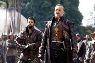 Die Musketiere – Porthos (Howard Charles, l.); Treville (Hugo Speer, r.)