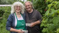 Lecker an Bord – Klaus Felchner mit seiner Frau vom Biohof Felchner.