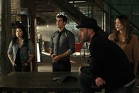 Scorpion – Happy (Jadyn Wong, l.), Walter (Elyes Gabel, 2.v.l.), Toby (Eddie Kaye Thomas, 2.v.r.) und Paige (Katharine McPhee, r.) sollen verhindern, dass seine nukleare Katastrophe Teile Südkaliforniens zerstört ...