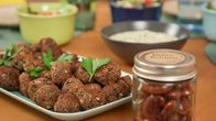 Grüße aus der Küche – Maya, Alissa und Mayas Papa Michael kochen heute Falafel mit Topfen Sauerrahm Dip und buntem Salat.