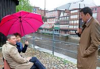 Rote Rosen – ARD ROTE ROSEN FOLGE 1548 Uhr im ERSTEN. Merle (Anja Franke, M.) ist irritiert, als Gunter (Hermann Toelcke, r.) bissig auf Rainer (Christian Maia Goebel, l.) reagiert.