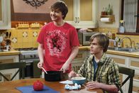 Two and a Half Men – Jake (Angus T. Jones, l.) und sein Freund Eldridge (Graham Patrick Martin, r.) planen mit ungewöhnlichen Methoden Geld durch Werbung im Internet zu verdienen ...